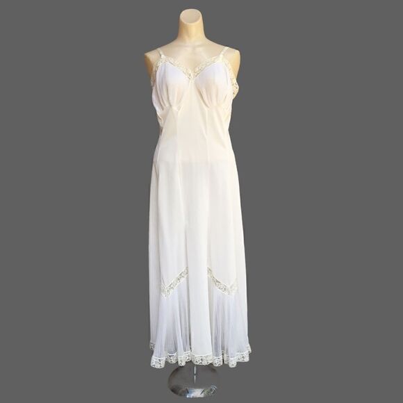 Vintage
Rogers Pleat Chiffon Lace Cutout Trim Full Slip Dress - Picture 3 of 15